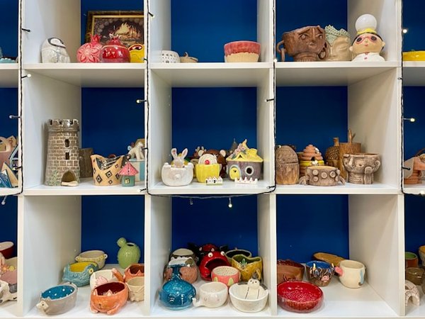 Où peut-on louer une maison de vacances en Toscane avec des ateliers de poterie et des visites de musées d'artisanat ?